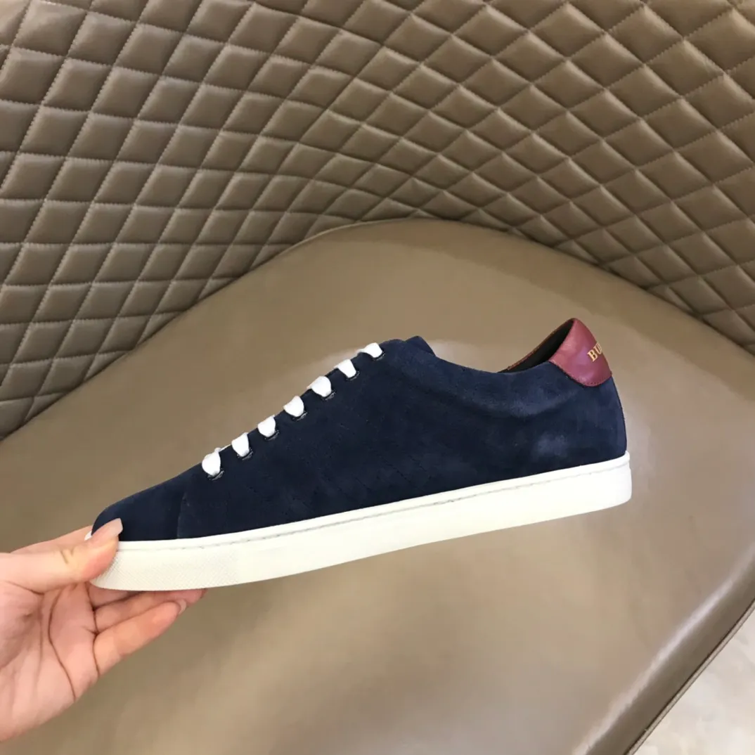 ¥380 B’s men’s classic low-top sneakers are reinterpreted in Vintage plaid cotton and cowhide materials, decorated with a new brand logo. First-layer cowhide lining, heel decorated with Burberry lettering embossed logo, original outsole 38-45